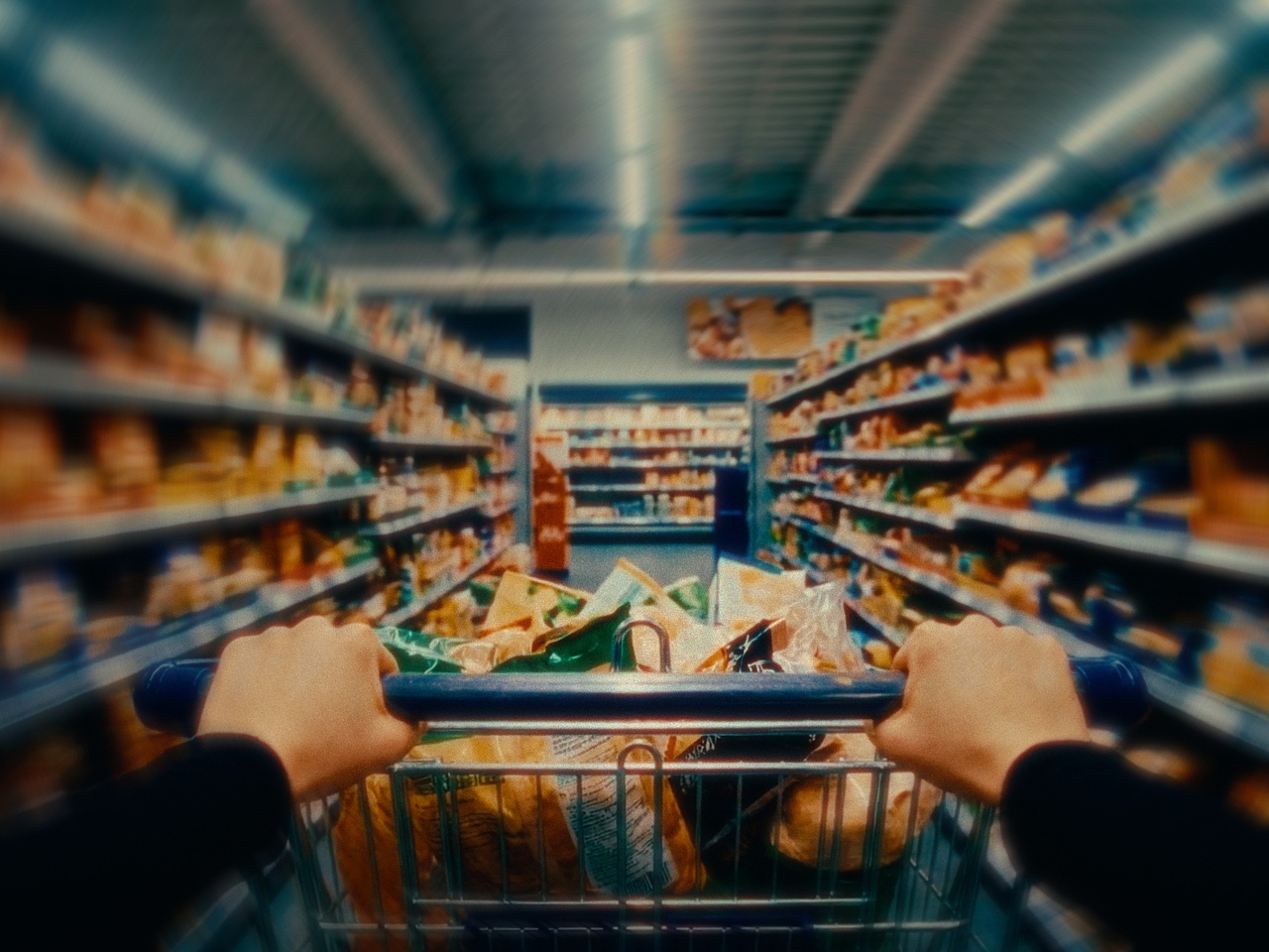 AI广告｜特斯拉《竞速购物》概念片（图ZNDAwNzAwNjQw） - 短片 - 站酷设计师Cury_Qin原创素材 - 站酷ZCOOL