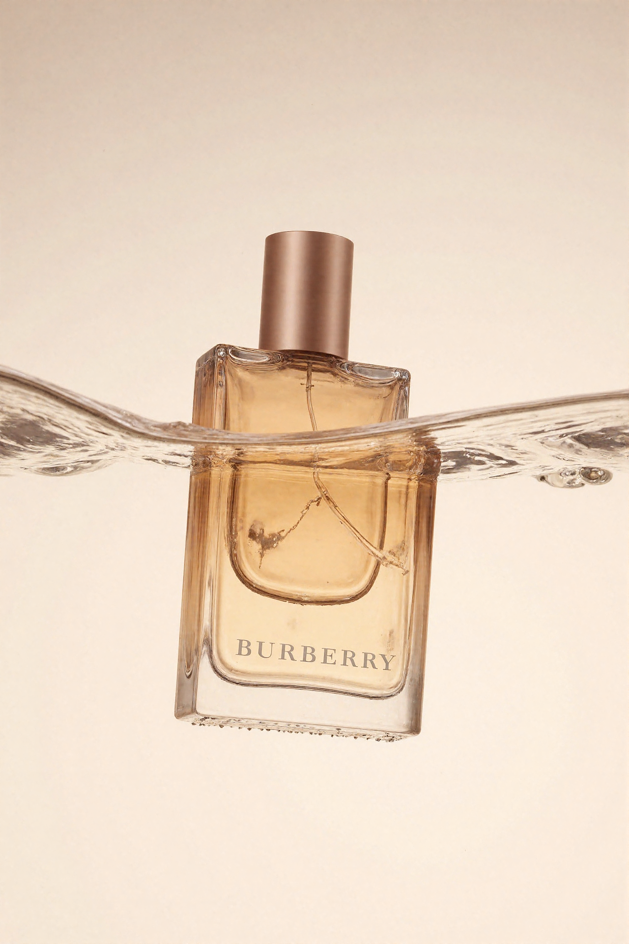 香水产品场景图渲染AIGC生成（图ZNDAwNzc3NzEy） - 产品 - 站酷设计师埃迪AI原创素材 - 站酷ZCOOL