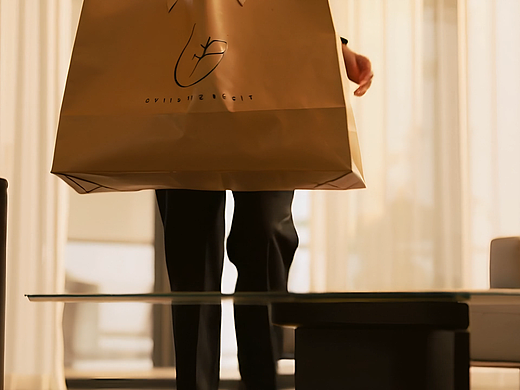 奢侈品袋子里的“特产”