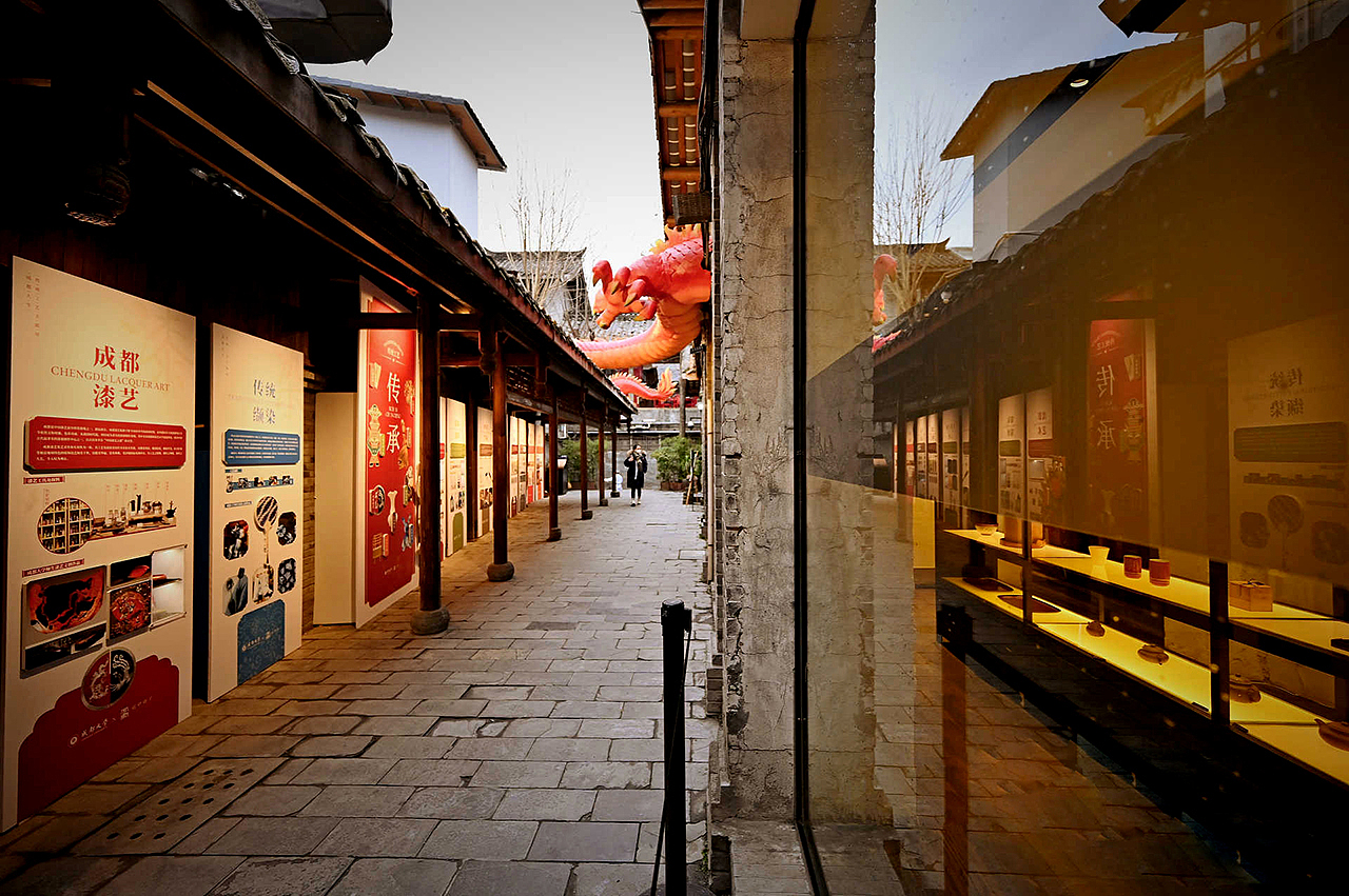 宽窄巷子里的龙马精神，红与灰的视觉交响——水手设计（图ZNDAxMTAyODQw） - 展陈设计 - 站酷设计师成都水手包装设计原创素材 - 站酷ZCOOL