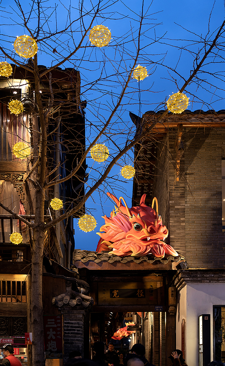 宽窄巷子里的龙马精神，红与灰的视觉交响——水手设计（图ZNDAxMTAyODA0） - 展陈设计 - 站酷设计师成都水手包装设计原创素材 - 站酷ZCOOL