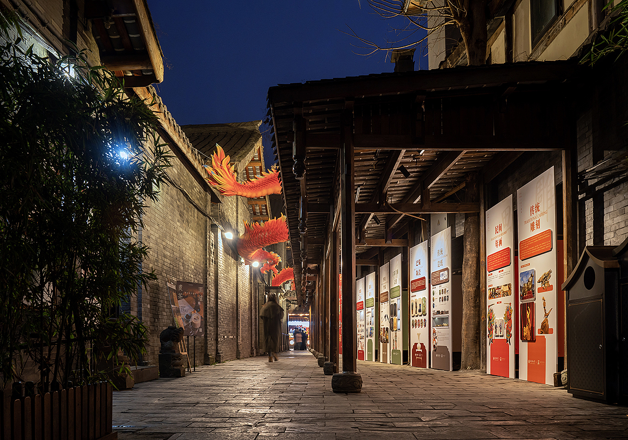 宽窄巷子里的龙马精神，红与灰的视觉交响——水手设计（图ZNDAxMTAyODUy） - 展陈设计 - 站酷设计师成都水手包装设计原创素材 - 站酷ZCOOL