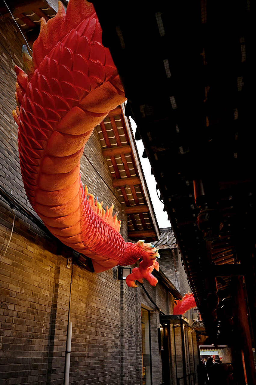 宽窄巷子里的龙马精神，红与灰的视觉交响——水手设计（图ZNDAxMTAyODYw） - 展陈设计 - 站酷设计师成都水手包装设计原创素材 - 站酷ZCOOL