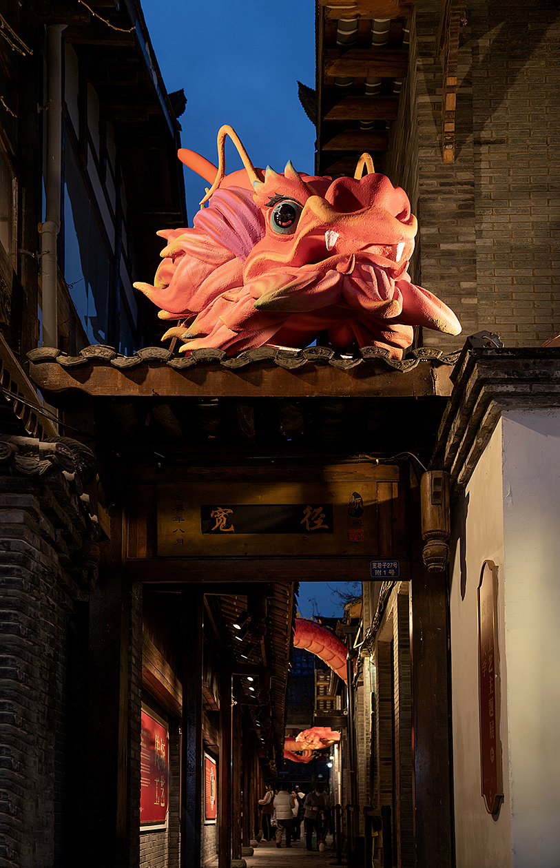 宽窄巷子里的龙马精神，红与灰的视觉交响——水手设计（图ZNDAxMTAyODA4） - 展陈设计 - 站酷设计师成都水手包装设计原创素材 - 站酷ZCOOL