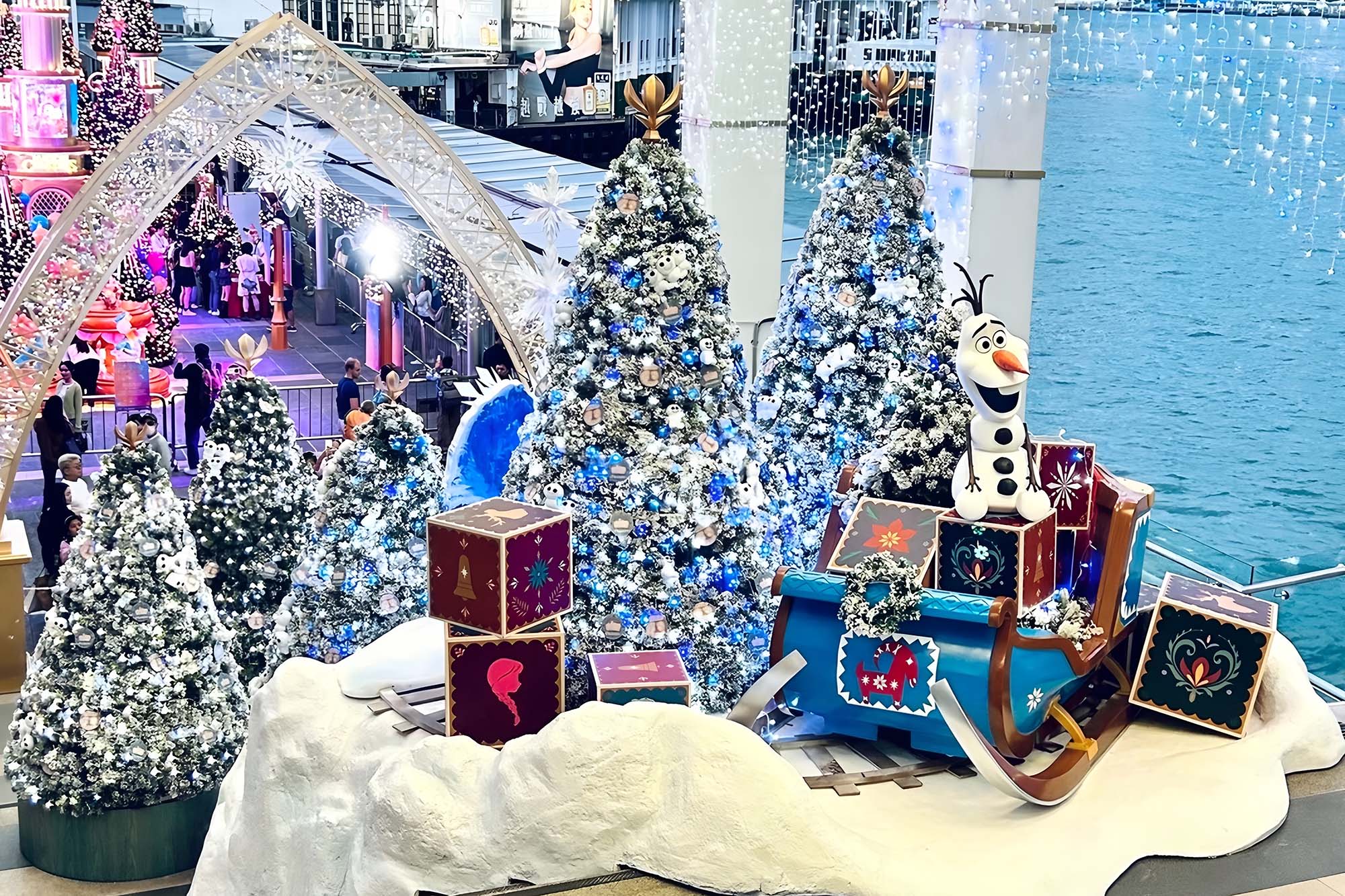 香港海港城商场× 迪士尼圣诞美陈设计 | IP 节日空间肆墨设计公司（图ZMTUzNjUzMDQ=） - 资讯 - 站酷设计师柿子创意机构原创素材 - 站酷ZCOOL
