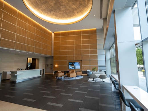 办公楼装修：深色材质对话自然光 构筑质感办公美学