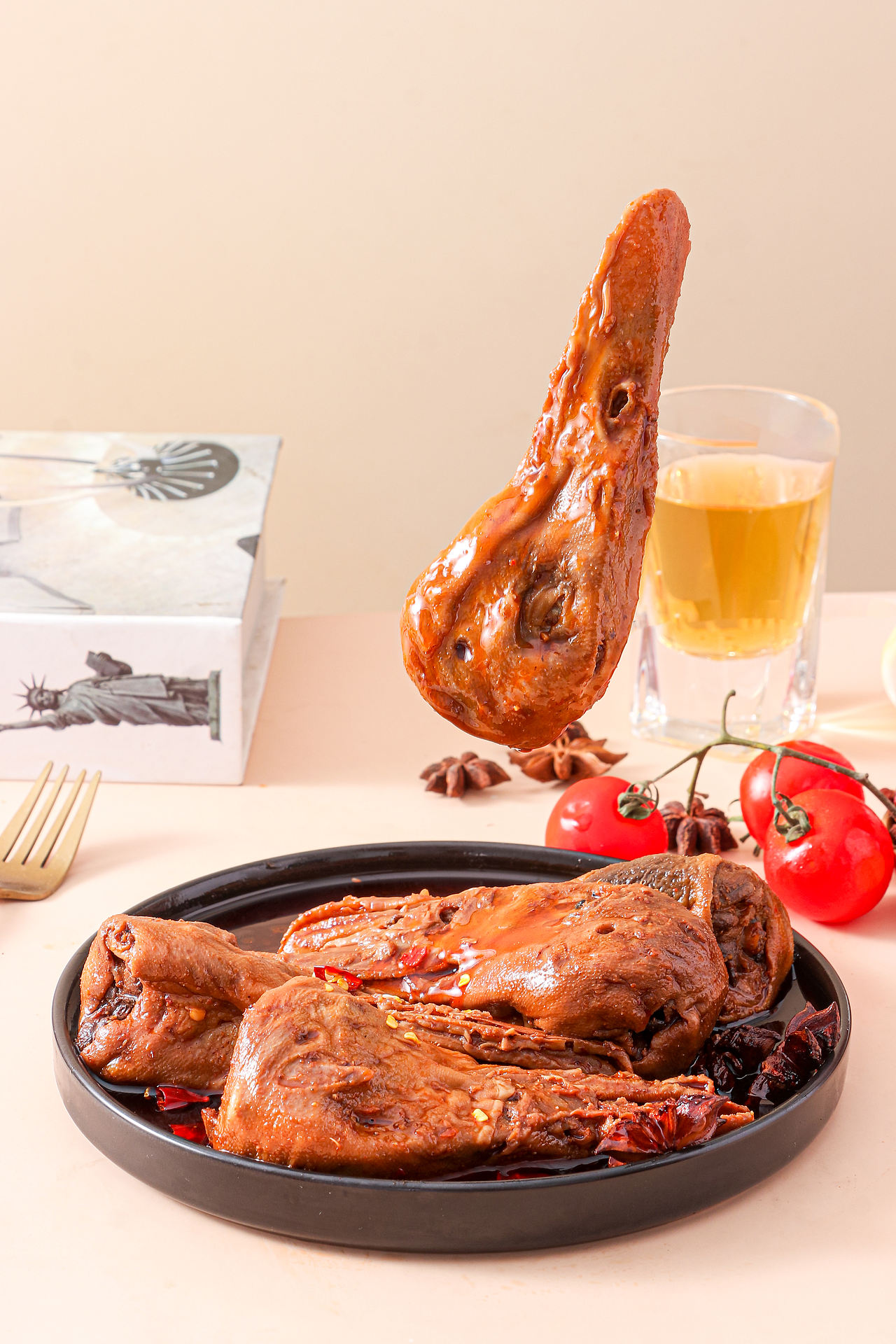 麻辣鸭头香辣卤鸭货开袋即食休闲解馋零食下酒菜25.5月（图ZNDAxMzE4OTIw） - 产品摄影 - 站酷设计师光绪摄影工作室原创素材 - 站酷ZCOOL