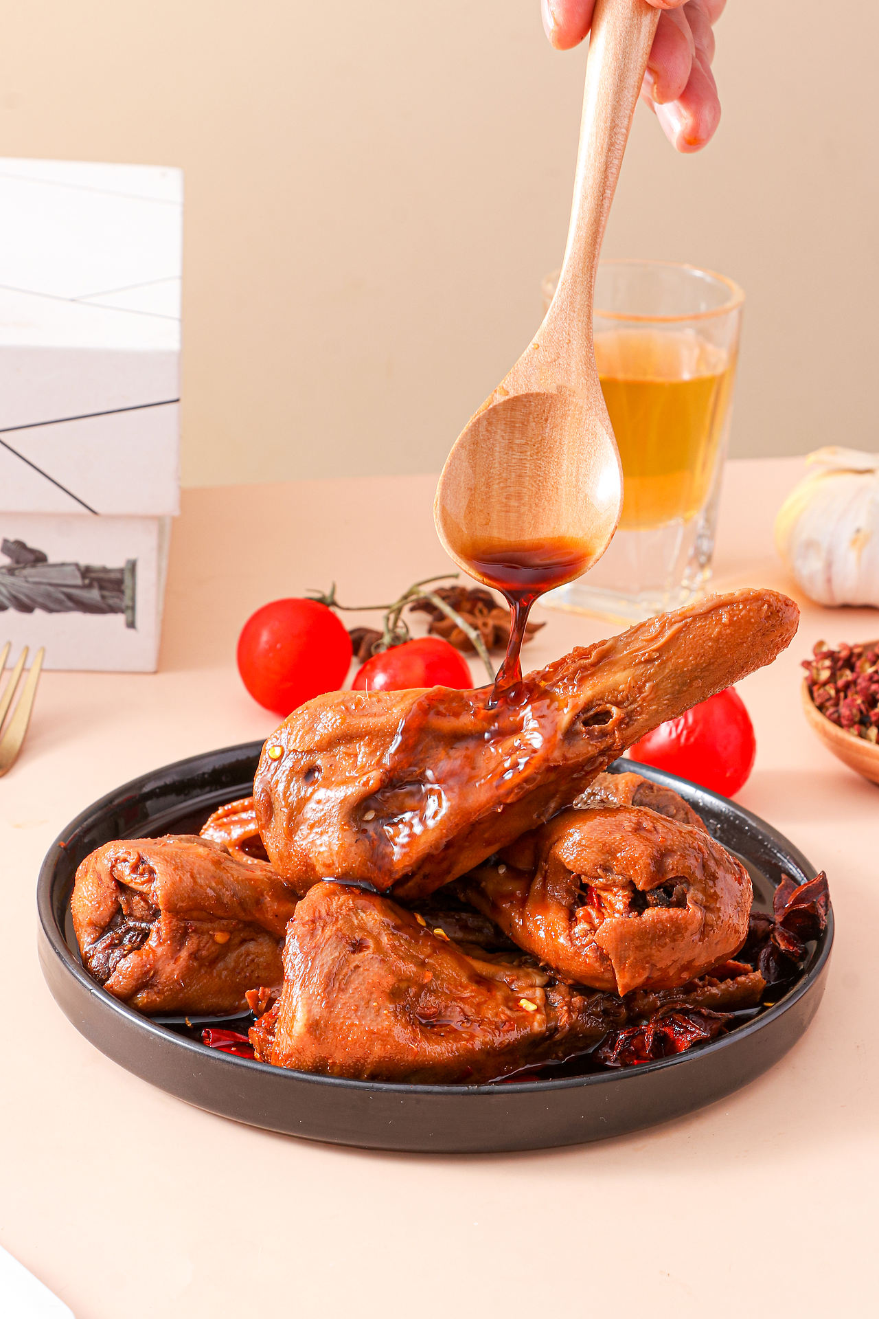 麻辣鸭头香辣卤鸭货开袋即食休闲解馋零食下酒菜25.5月（图ZNDAxMzE4OTky） - 产品摄影 - 站酷设计师光绪摄影工作室原创素材 - 站酷ZCOOL