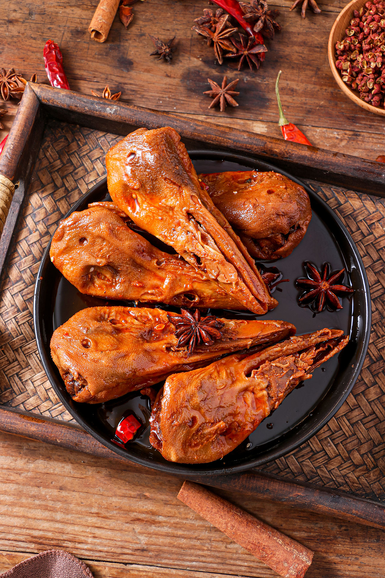 麻辣鸭头香辣卤鸭货开袋即食休闲解馋零食下酒菜25.5月（图ZNDAxMzE4OTY4） - 产品摄影 - 站酷设计师光绪摄影工作室原创素材 - 站酷ZCOOL