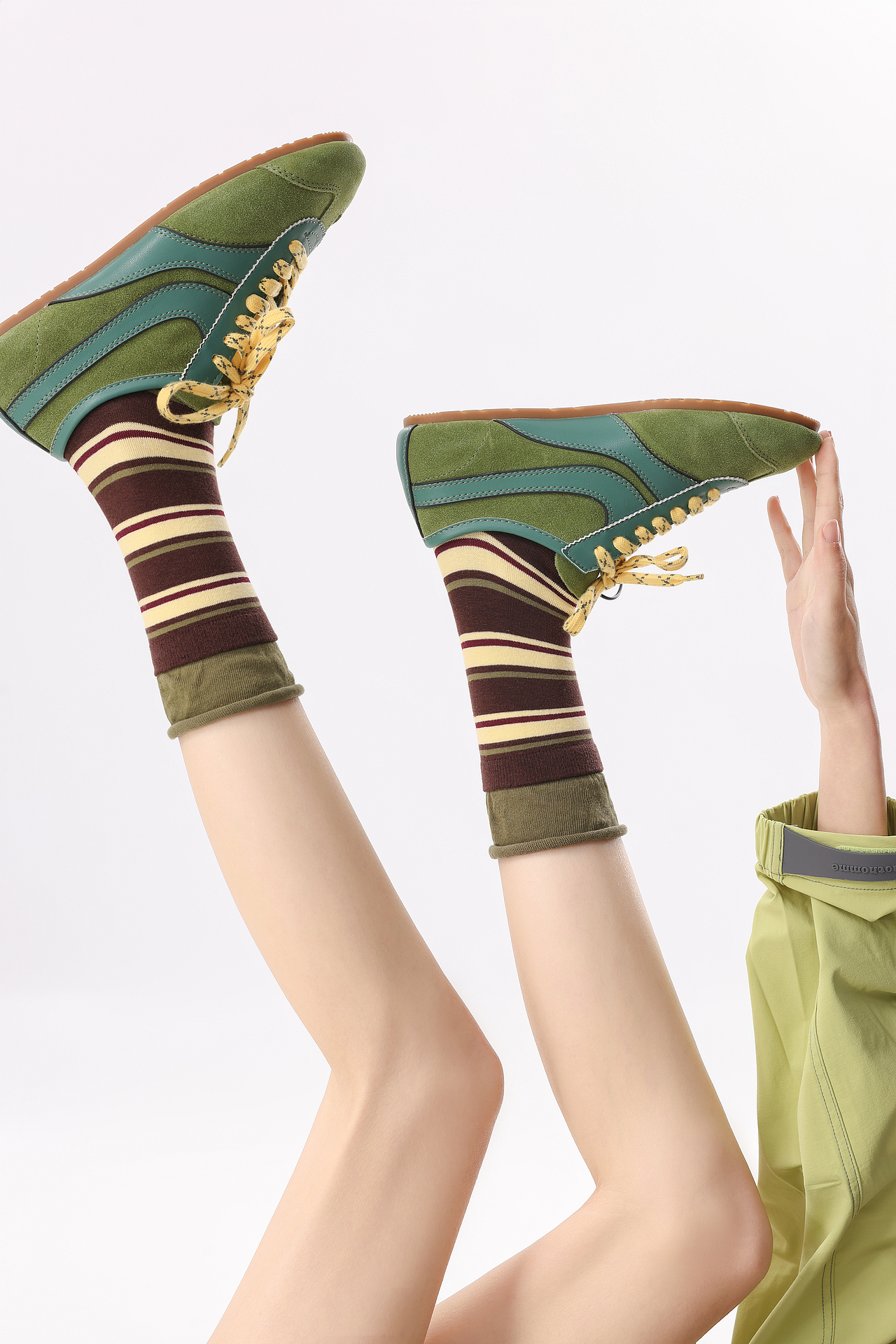 虎嗅摄影 袜子拍摄🎬（图ZNDAxMzE5NTEy） - 人像摄影 - 站酷设计师摄影师mike设计策原创素材 - 站酷ZCOOL