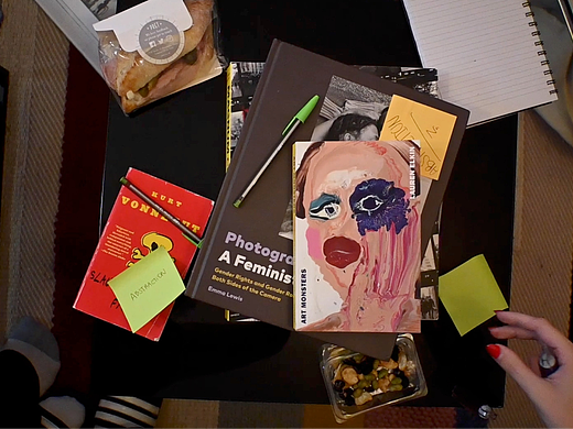 临界：关于黑色正方形的沉思