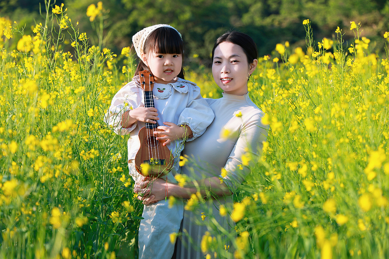 深圳凤凰山农趣谷油菜花田小朋友和妈妈的亲子时光（图ZNDAxMzQwNDQ4） - 人像摄影 - 站酷设计师摄影师杨涛原创素材 - 站酷ZCOOL
