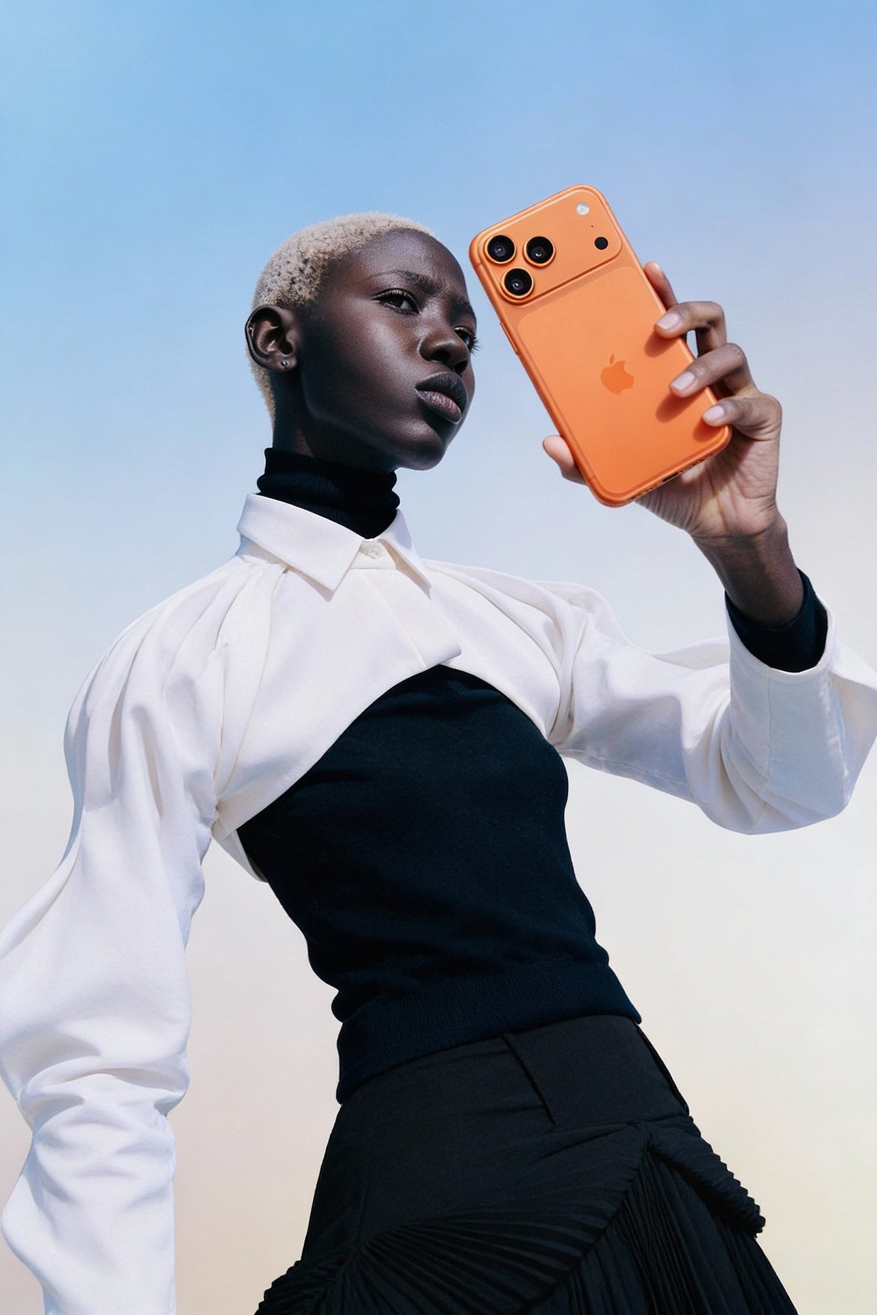 AIGC | iPhone 17手机模特出镜（图ZNDAxMzc4MDAw） - AI作品 - 站酷设计师GDD戈德设计原创素材 - 站酷ZCOOL