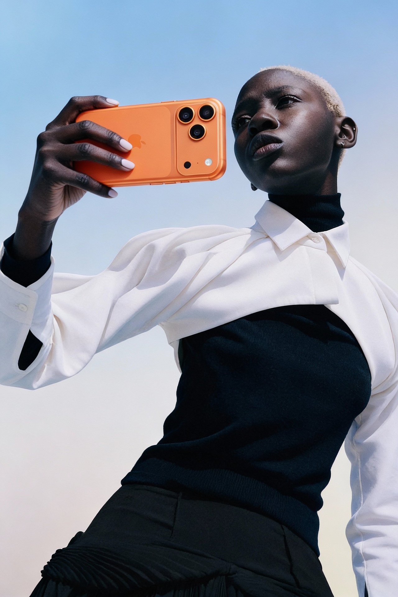 AIGC | iPhone 17手机模特出镜（图ZNDAxMzc4MDQ0） - AI作品 - 站酷设计师GDD戈德设计原创素材 - 站酷ZCOOL