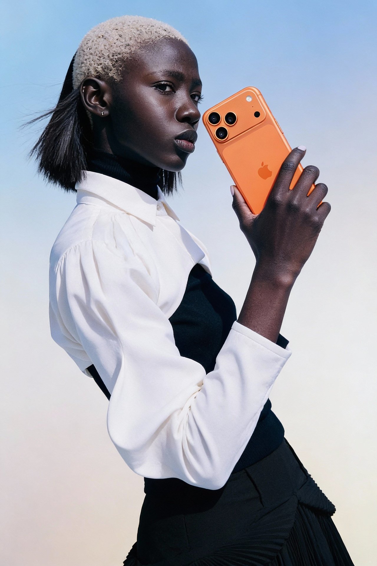 AIGC | iPhone 17手机模特出镜（图ZNDAxMzc4MDU2） - AI作品 - 站酷设计师GDD戈德设计原创素材 - 站酷ZCOOL