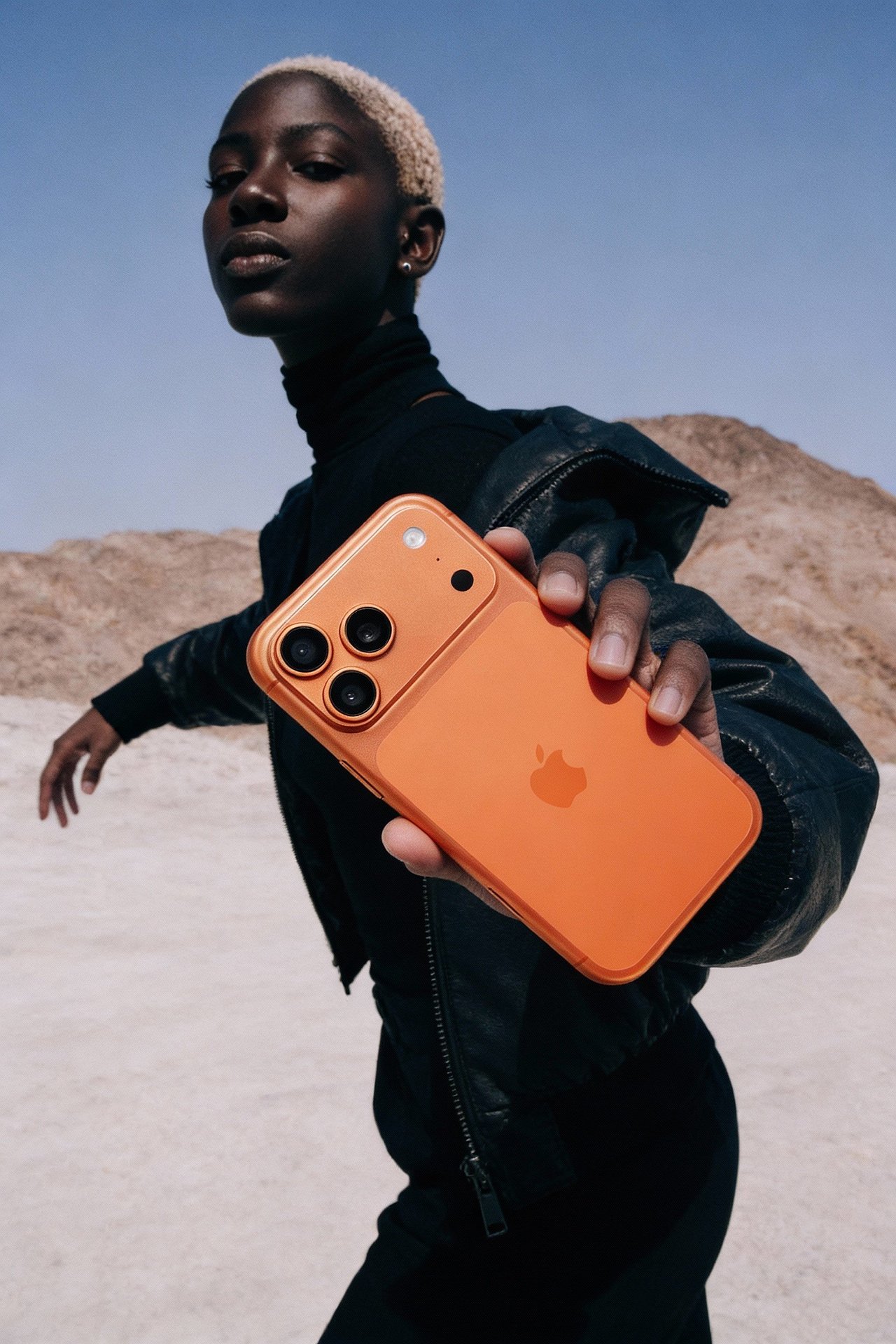 AIGC | iPhone 17手机模特出镜（图ZNDAxMzc4MTI4） - AI作品 - 站酷设计师GDD戈德设计原创素材 - 站酷ZCOOL