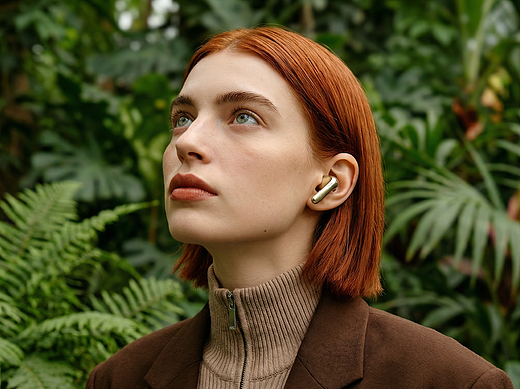 AIGC视频-戴上耳机！身临其境，感受真实的原始森林