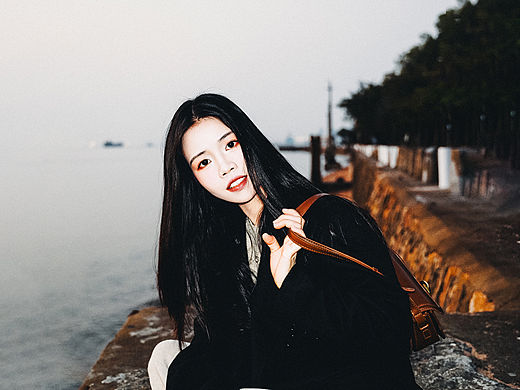 光在褪去，温柔正在漫溢