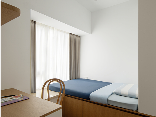 空间不够飘窗来凑，简约主卧区分比例就好