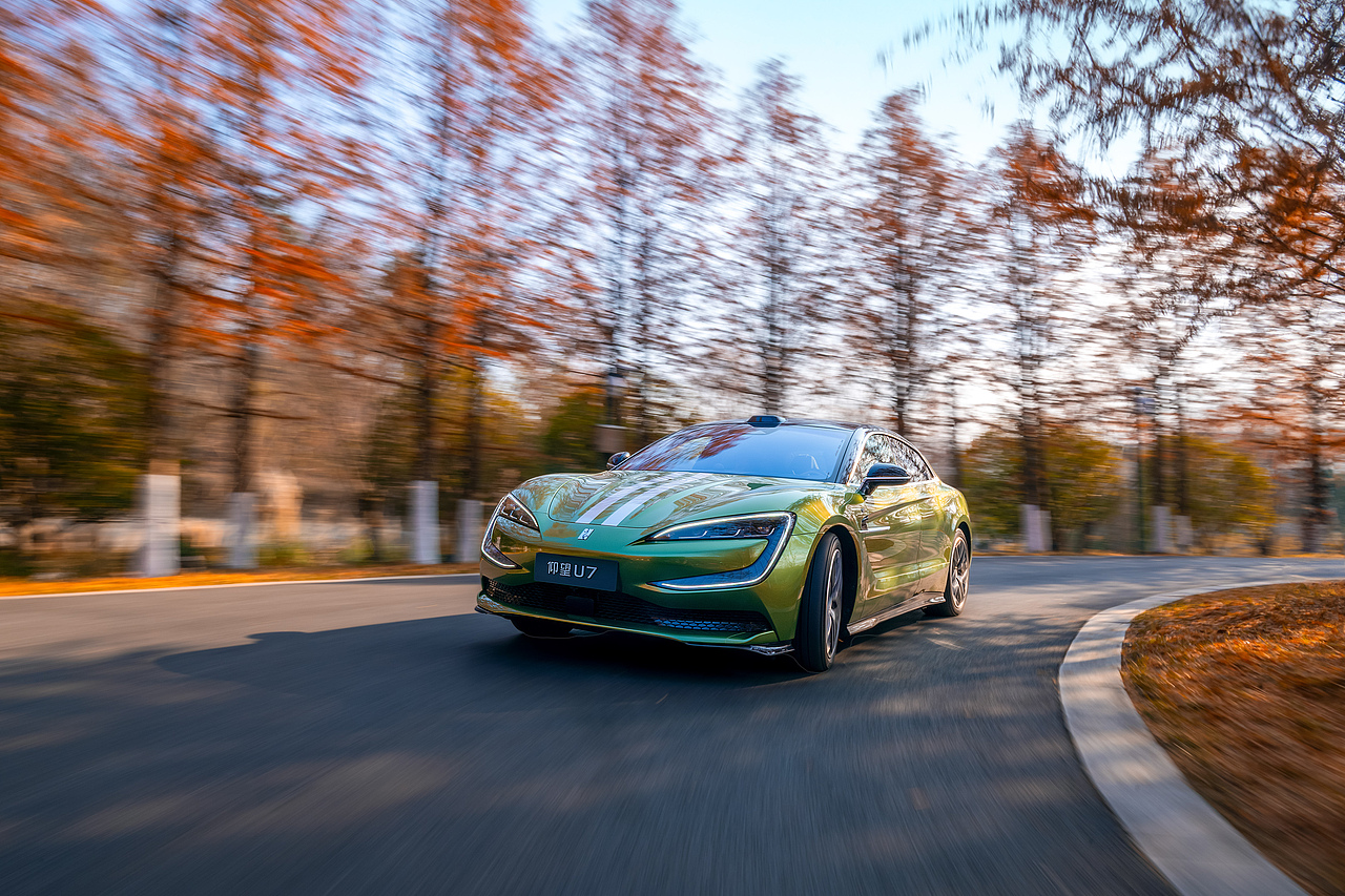 仰望U7-跑山（图ZNDAxNzc5NzA0） - 产品摄影 - 站酷设计师摄影师黄勇军原创素材 - 站酷ZCOOL