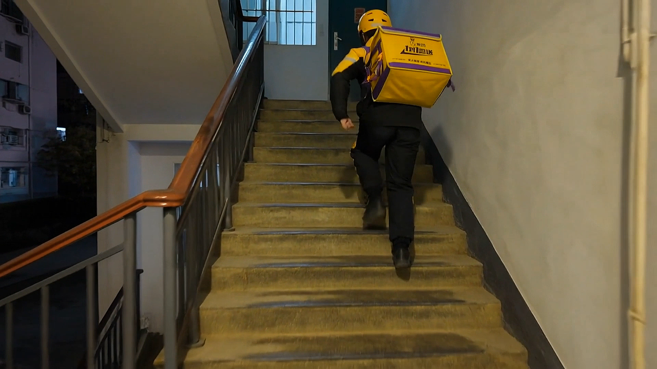 暴雨夜的暖心故事丨超写实AI短片《雨夜急送》（图ZNDAxODA5NzUy） - AI作品 - 站酷设计师SHAUN_AI原创素材 - 站酷ZCOOL