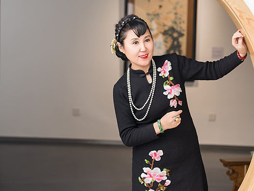 针丝绕芳华，东方韵自藏