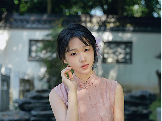 《白墙树影下的东方美学》