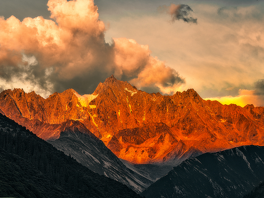 库存图，日照金山