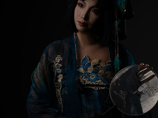 于暗隅处起舞，借一缕光