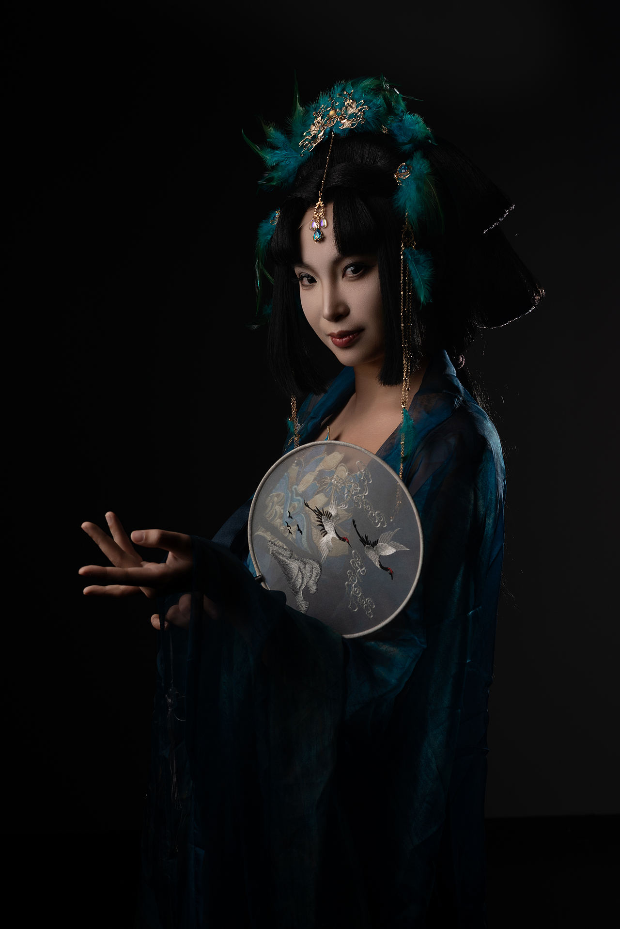 于暗隅处起舞，借一缕光（图ZNDAyNzA1MDMy） - 人像摄影 - 站酷设计师独立摄影师险峰原创素材 - 站酷ZCOOL