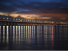 橋通往遠方，燈通往人心。