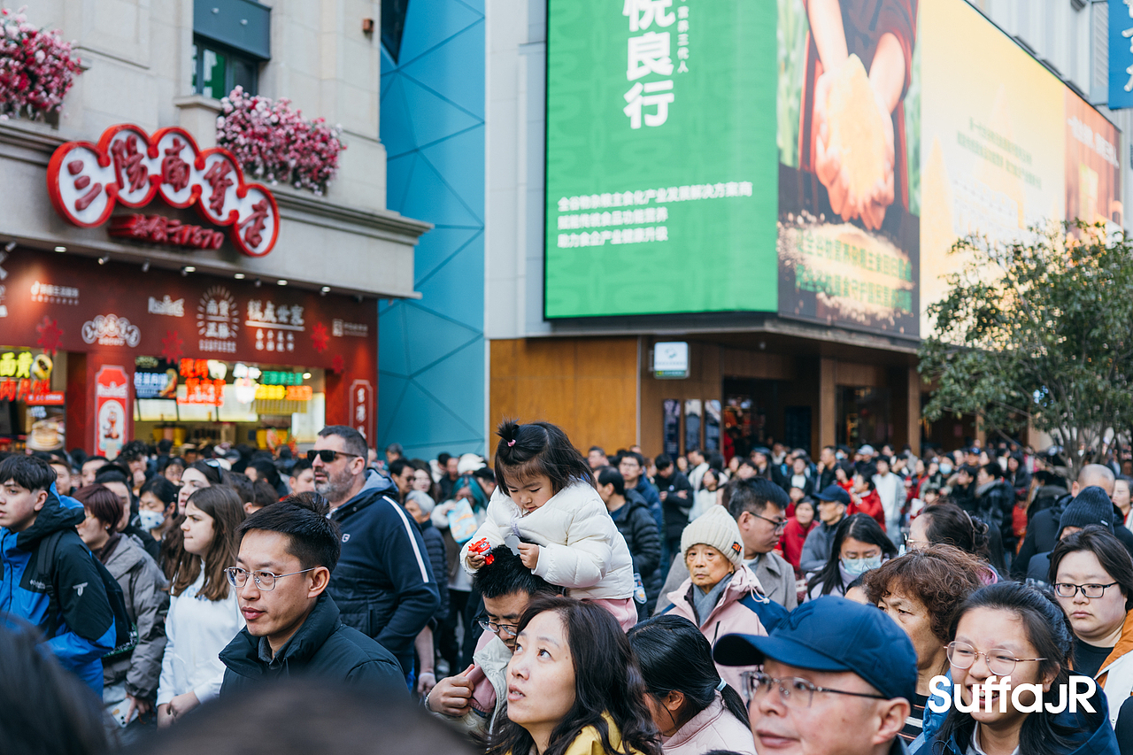 南京路步行街（图ZNDAyOTA2MzI0） - 人文/纪实摄影 - 站酷设计师朱尼尔沙发SUFFA原创素材 - 站酷ZCOOL