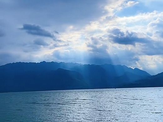 群山环抱，云隙漏光：大山深处的静谧湖光