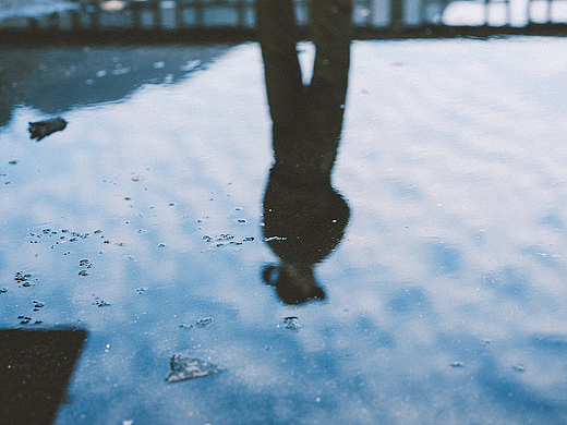 旧楼、远山、少年