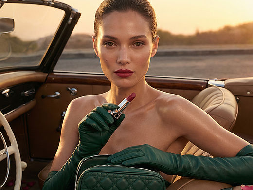 AIGC海报：化妆品包包广告