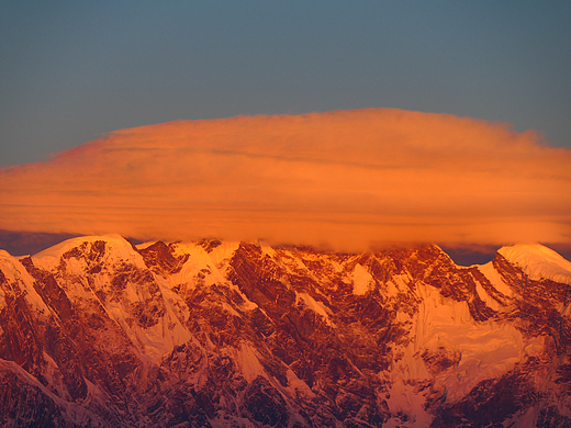 晨光破雾鎏金漫卷雪峰千年冰雪披霞衣万仞神山绽神光