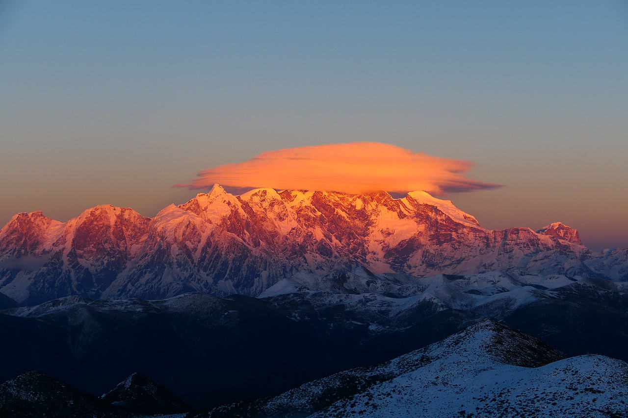 站在神山之下所有喧嚣与浮躁都被抚平（图ZNDAzMzEzODg0） - 海报 - 站酷设计师wn赤子原创素材 - 站酷ZCOOL