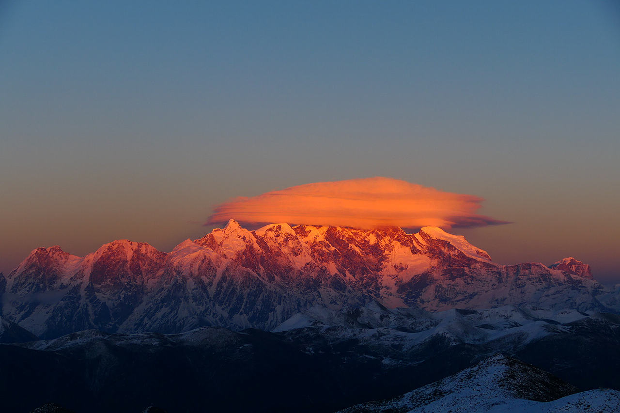 站在神山之下所有喧嚣与浮躁都被抚平（图ZNDAzMzE0MDU2） - 海报 - 站酷设计师wn赤子原创素材 - 站酷ZCOOL