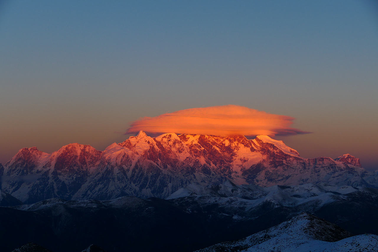 站在神山之下所有喧嚣与浮躁都被抚平（图ZNDAzMzE0MDYw） - 海报 - 站酷设计师wn赤子原创素材 - 站酷ZCOOL
