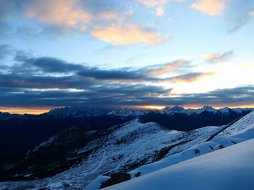  黎明破晓，金光倾城。日照金山的那一刻