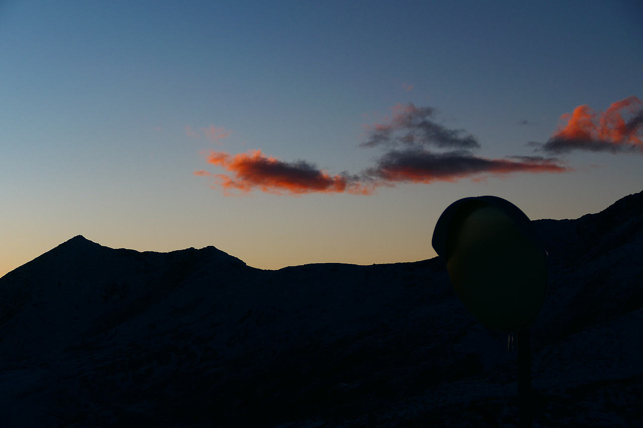 日照金山，便是大自然最无声却最震撼的语言。（图ZNDAzMzgwNjE2） - 海报 - 站酷设计师wn赤子原创素材 - 站酷ZCOOL