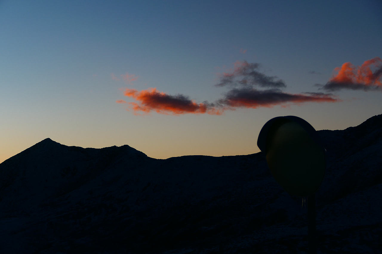 日照金山，便是大自然最无声却最震撼的语言。（图ZNDAzMzgwNjEy） - 海报 - 站酷设计师wn赤子原创素材 - 站酷ZCOOL