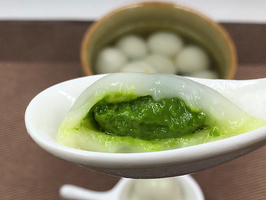 抹茶白巧克力汤圆，软糯裹着清新，甜香交织。