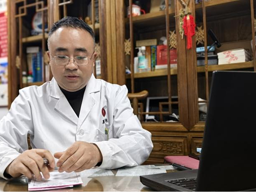 仁心仁术暖社区，妙手回春传佳话——记汉中路街道上水渡社区医生刘柏江