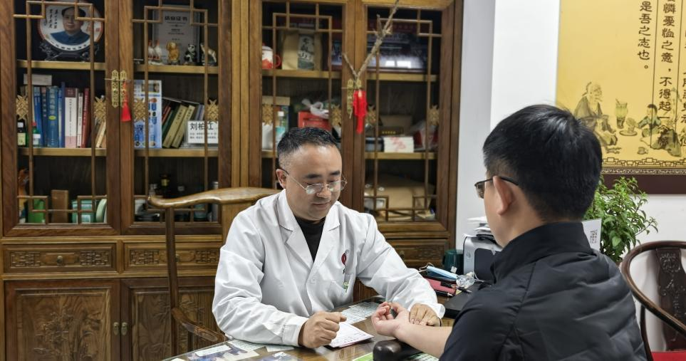 仁心仁术暖社区，妙手回春传佳话——记汉中路街道上水渡社区医生刘柏江（图ZMTU0NTM3NTI=） - 资讯 - 站酷设计师物联网报原创素材 - 站酷ZCOOL