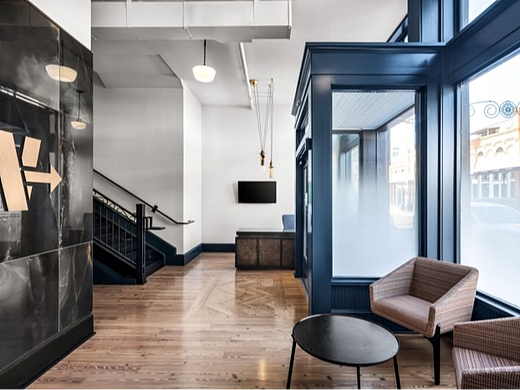 办公楼装修：从大堂到休息室 深青色与木色共筑自信空间