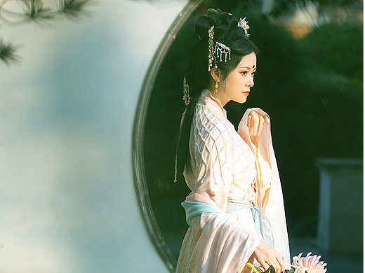 人间何所以 观风与月舒
