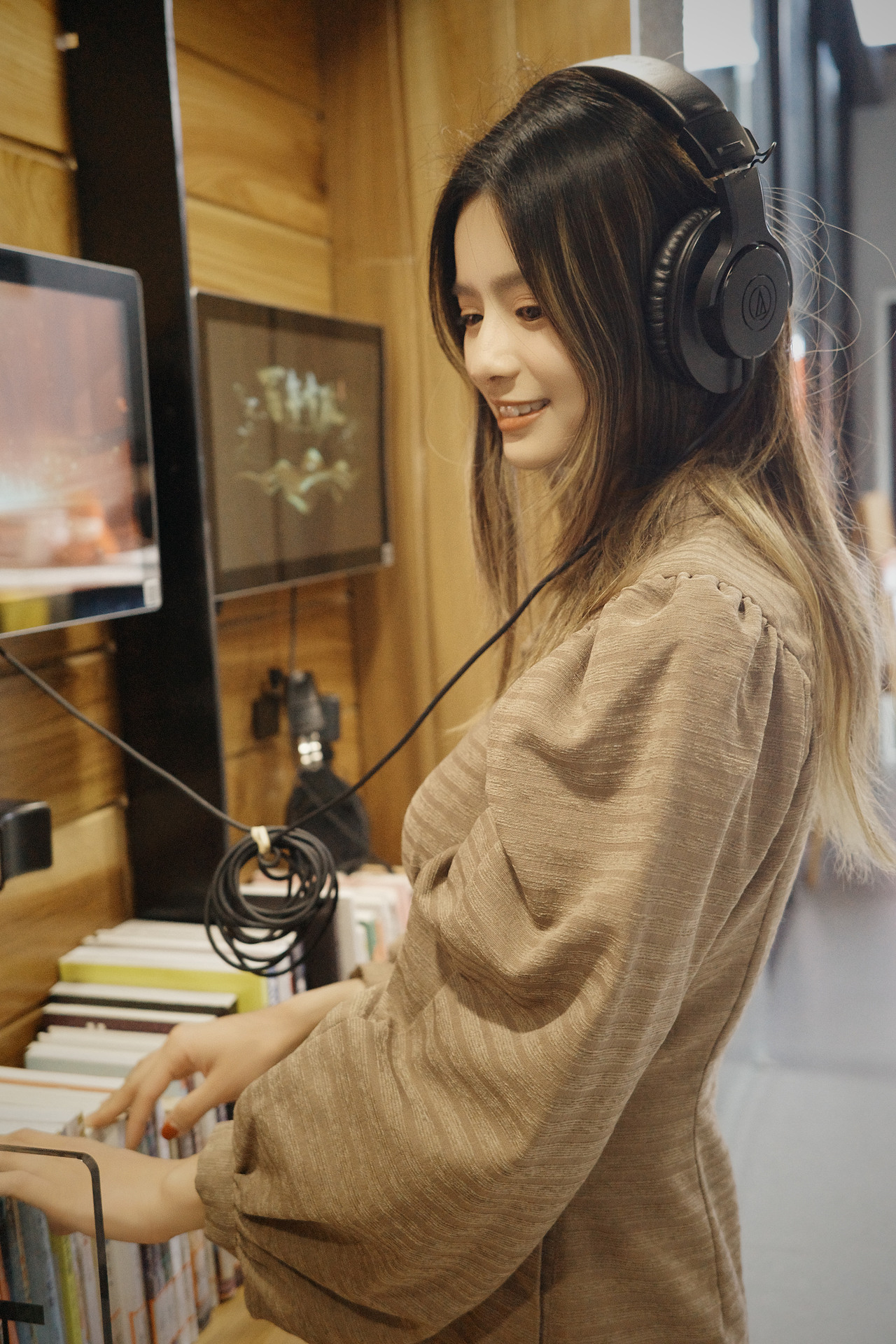 图书馆的下午（图ZNDAzNjg0MzI0） - 人像摄影 - 站酷设计师伤心的鱼鱼鱼原创素材 - 站酷ZCOOL