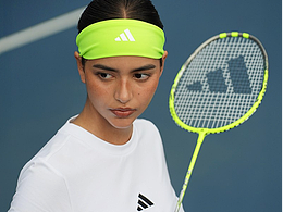 小麥色模特，拍了拍Adidas阿迪達(dá)斯運(yùn)動服