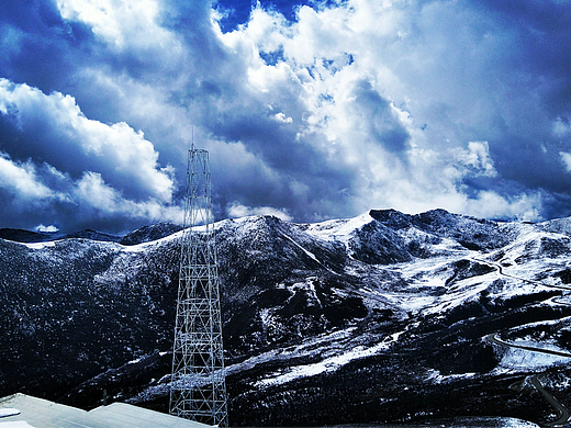 冰雪鎏金，巍峨生辉，云雾轻舞，天地同辉。